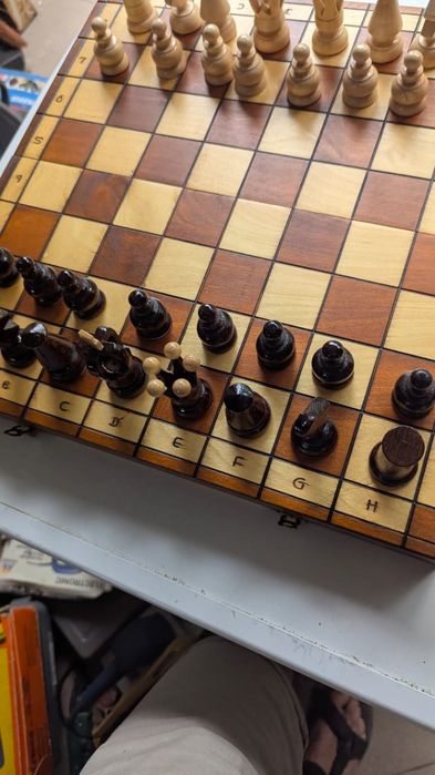 Різьблені дерев'яні шахи ручної роботи в подарунковому футлярі