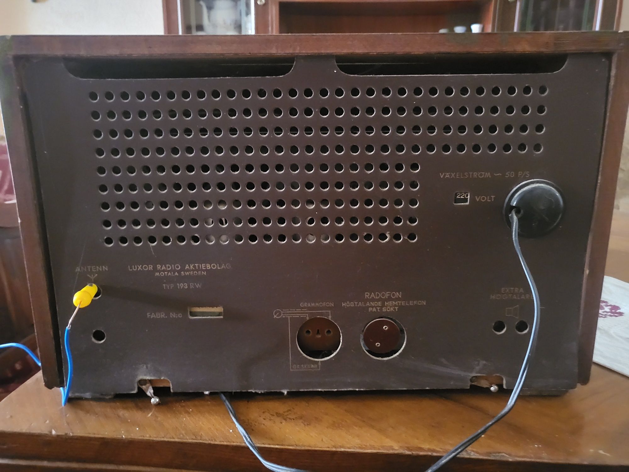Radio a válvulas marca Luxor