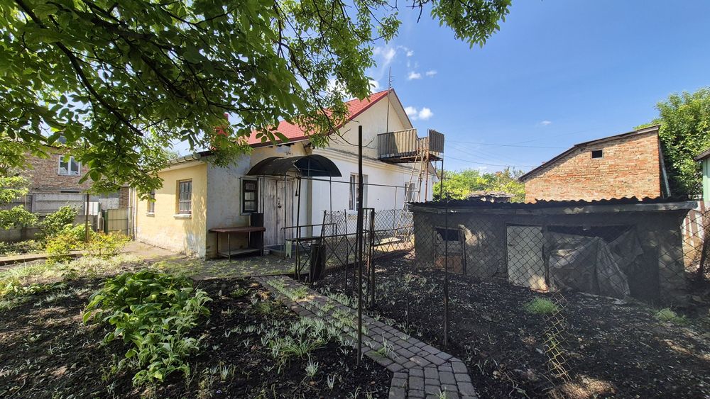 Частина будинку біля озера