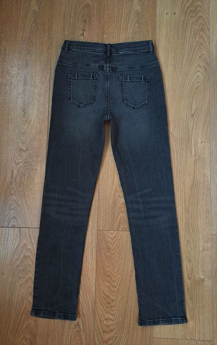 Сірі джинси та блакитна сорочка сорочка з довгим рукавом 158  см