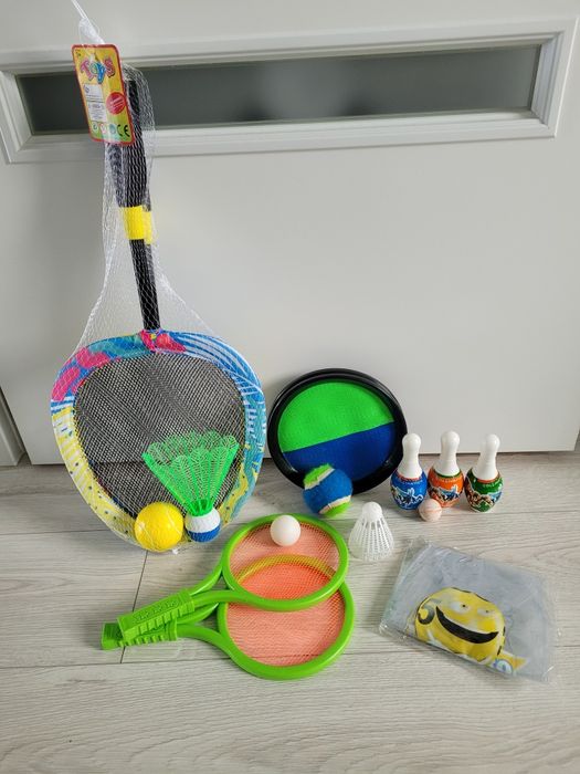 Zestaw zabawek na dwór badminton paletki kręgle rzutki piłka plażowa