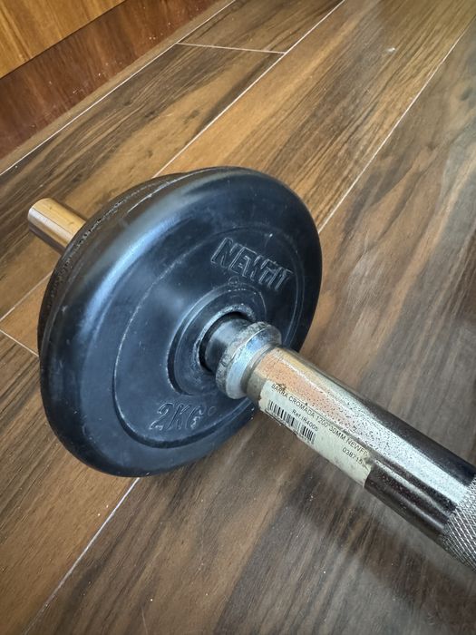 Conjunto de treino, halteres, caneleiras, barra de musculação e discos