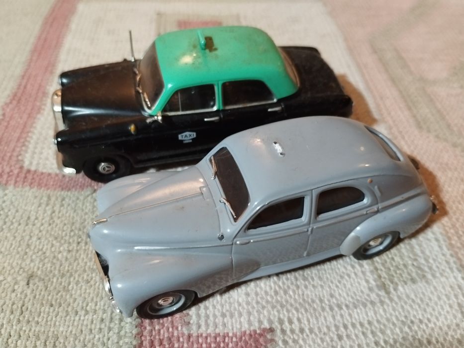 Táxis 1/43 como novos