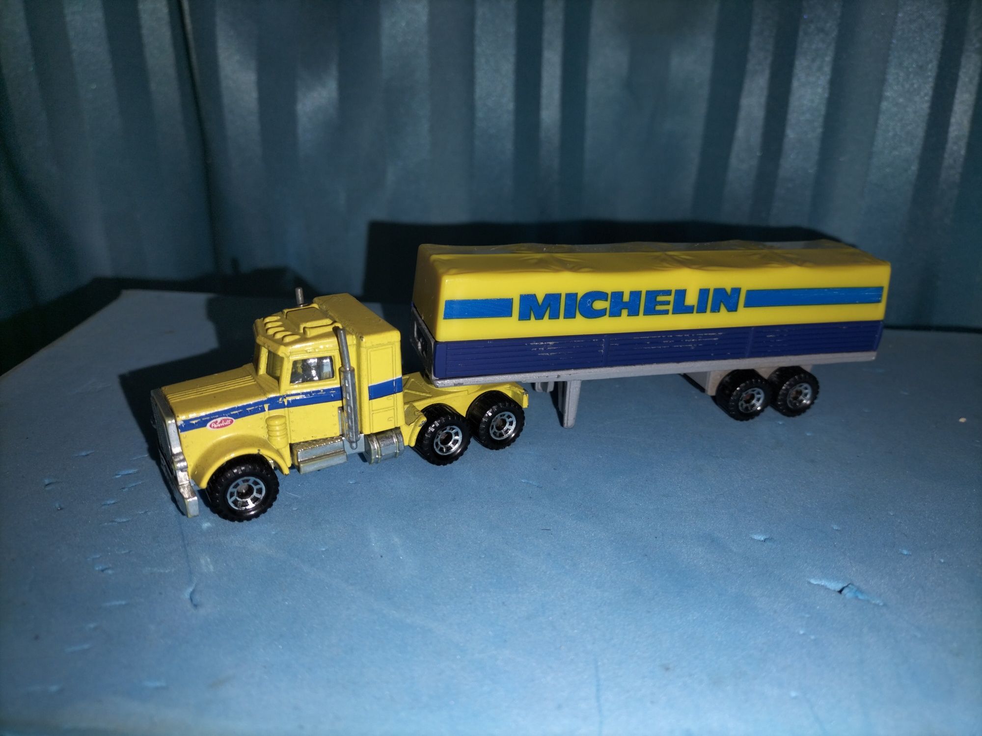 Camião matchbox Michelin