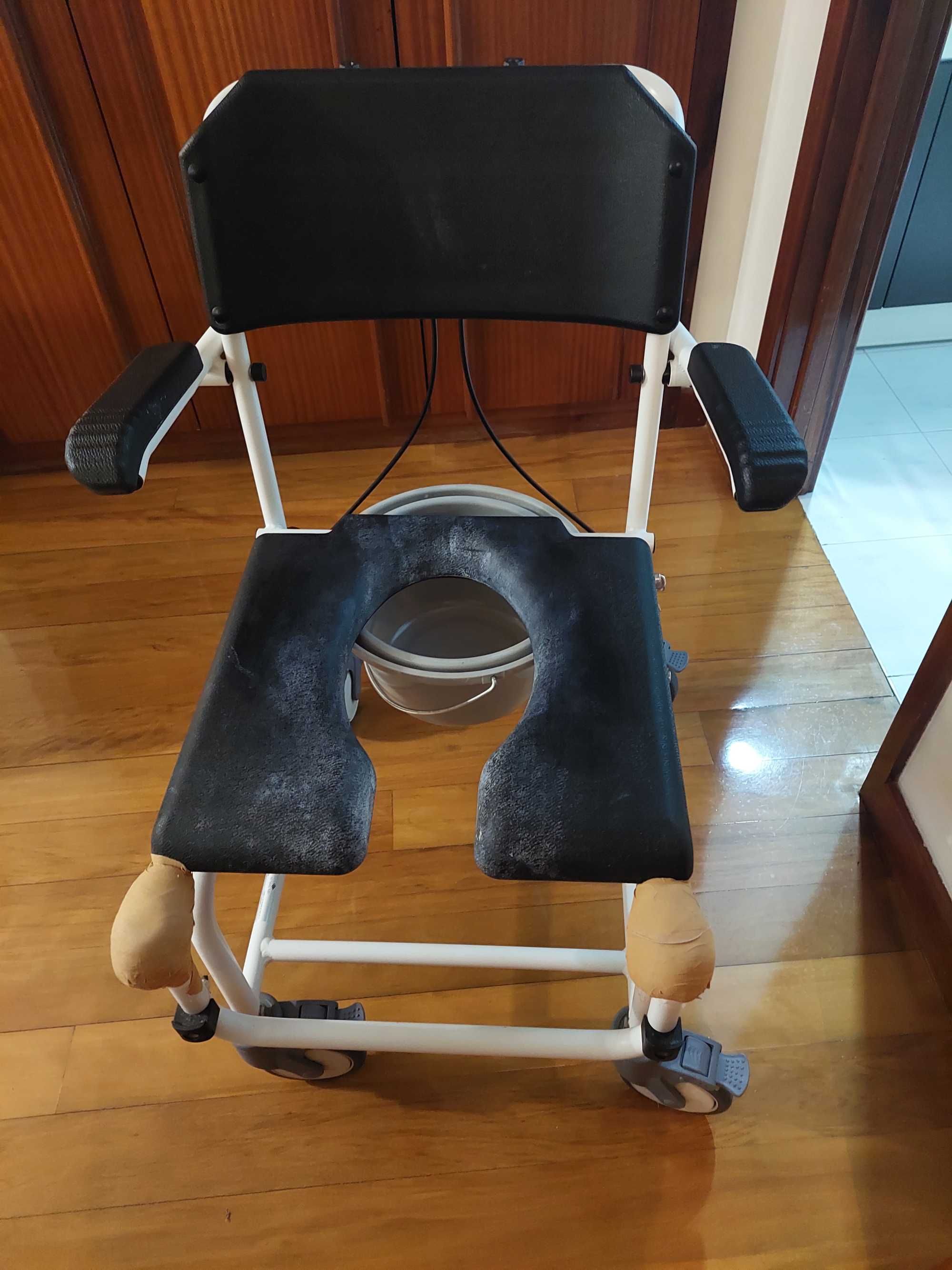 Cadeira pote com rodas