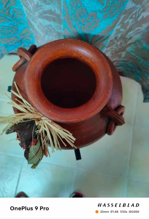 Jarro com base em ferro com 70cm de altura em excelente estado