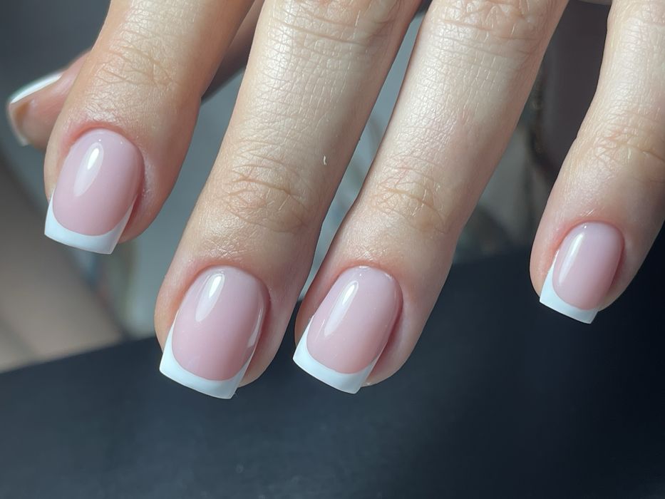 Манікюр, педикюр, нарощування