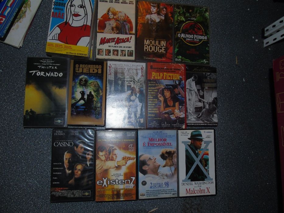 Cassetes VHS de vários filmes e desenhos animados