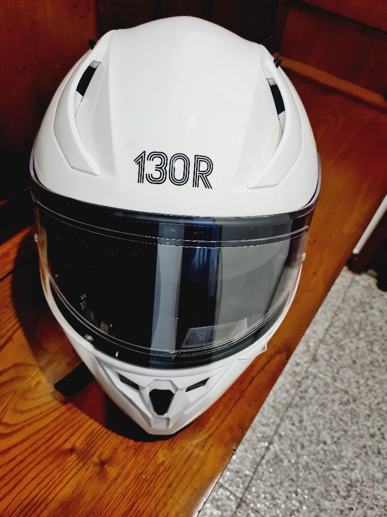 Capacete branco.