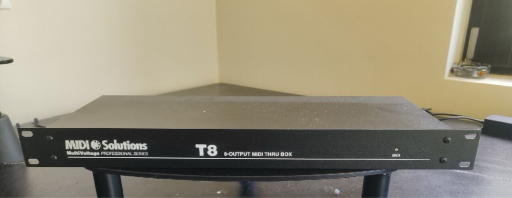Rozdzielacz sygnału MIDI Solutions T8 Thru