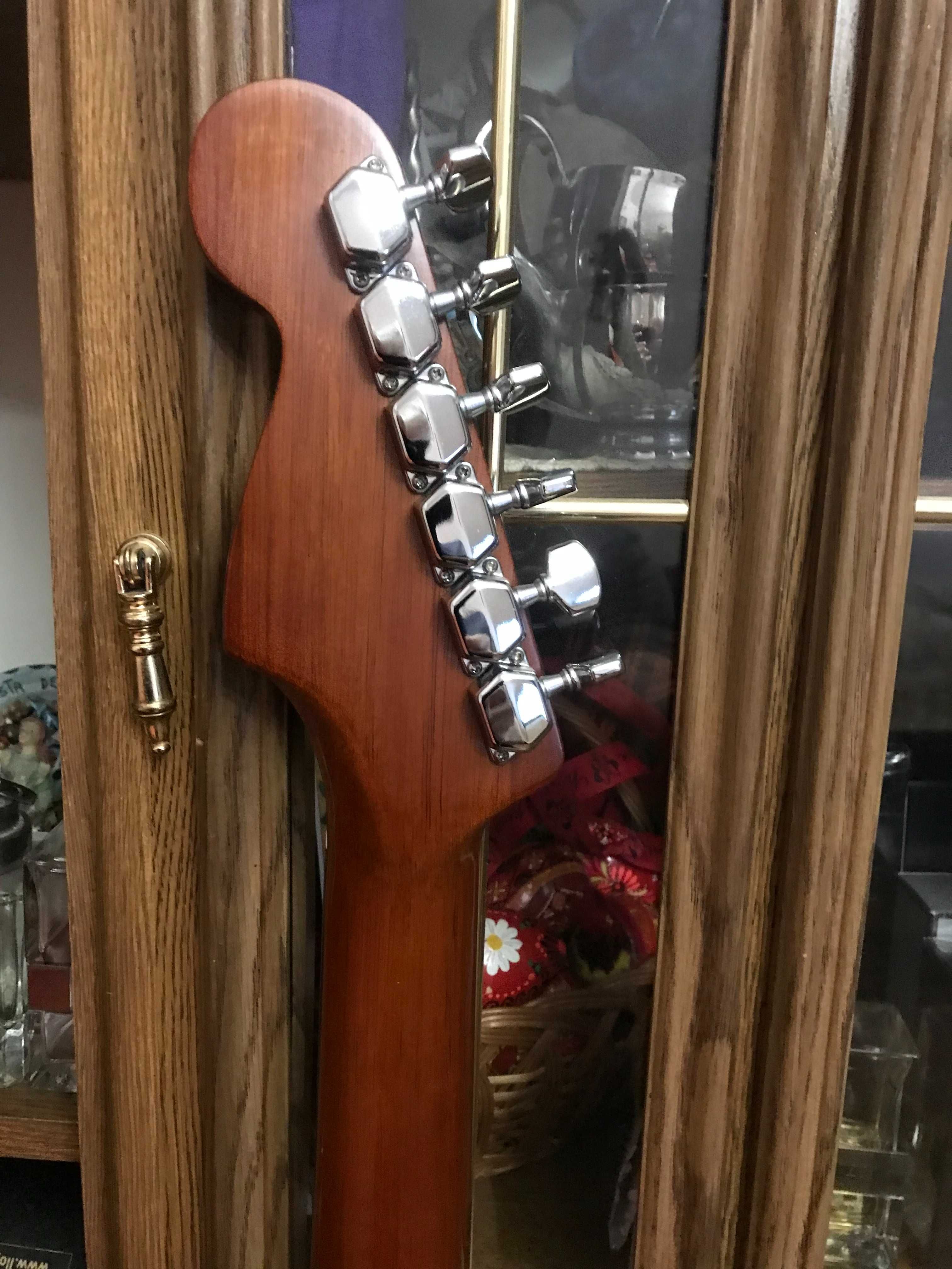 FENDER  NEWPORTER  акустическая коллекционная гитара в жестком кейсе