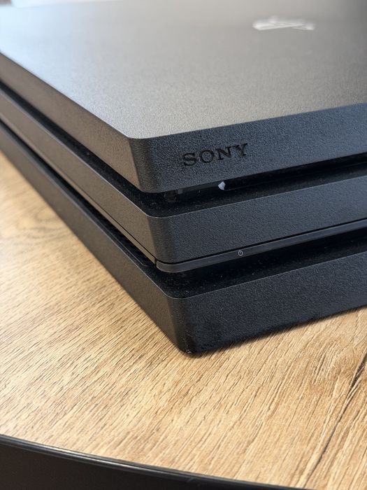 PlayStation 4 Pro 1TB + 3 джойстики + диски