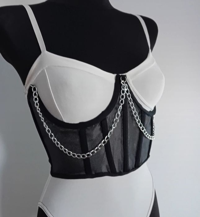 Seksowny gorset z łańcuszkami
