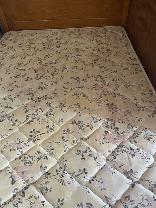 Camas Matrimoniales Madera Boa e con Colchoes  en Muito bom Estado.