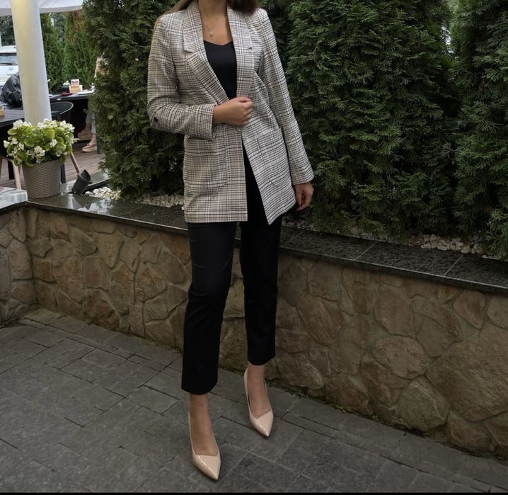Стильний піджак у клітинку