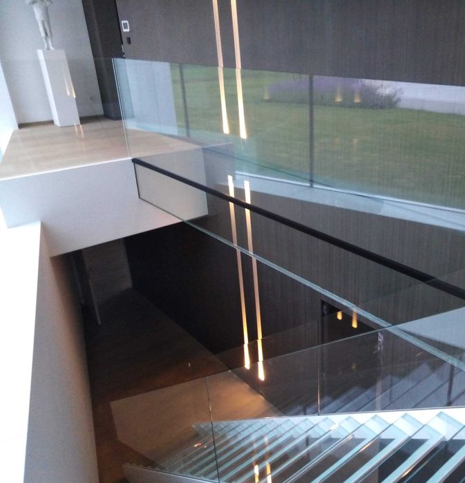 Nowoczesne balustrady szklane i inne konstrukcje. Profesjonalny montaż