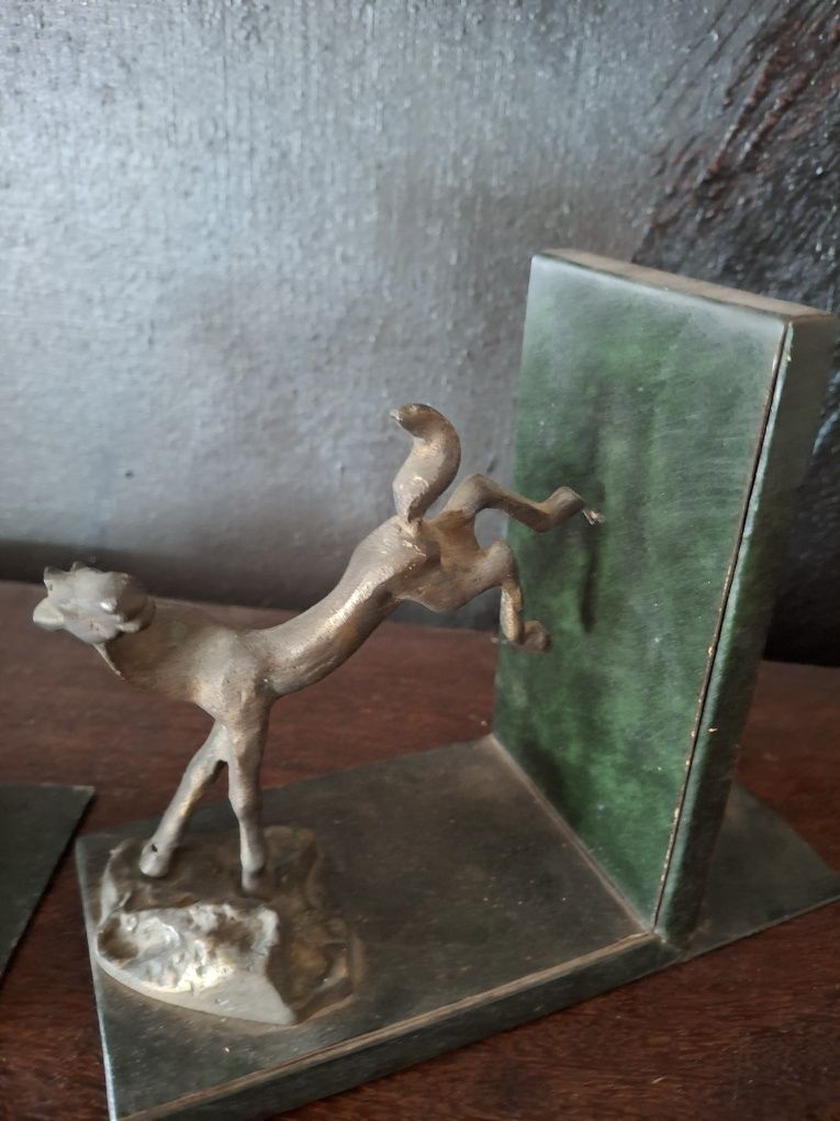 Serra livros esculturas
