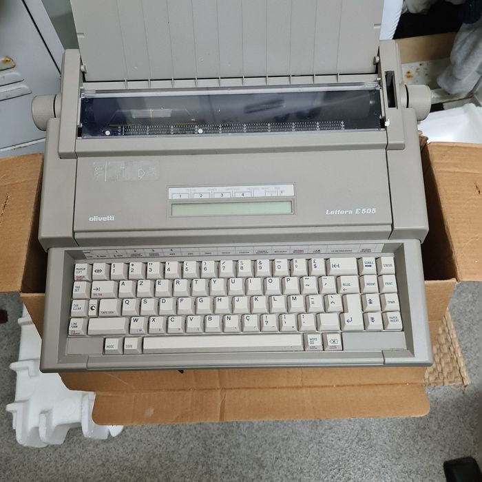 Maquina   de escrever electrónica marca  olivette