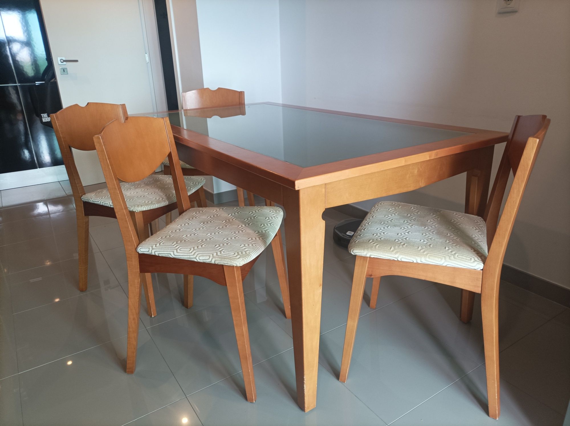 Mesa de jantar e 6 cadeiras