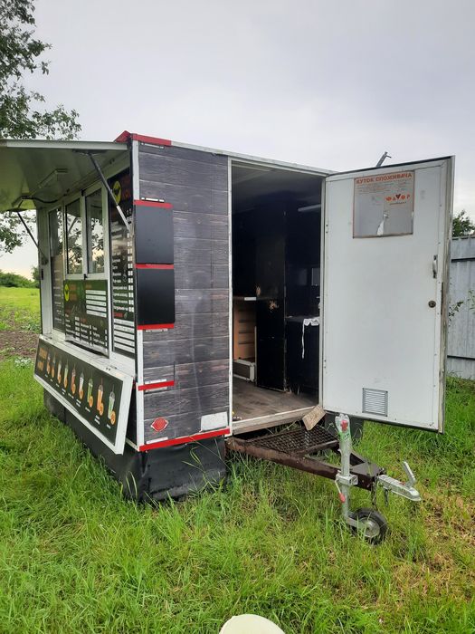 Торгівельний причеп на колесах.