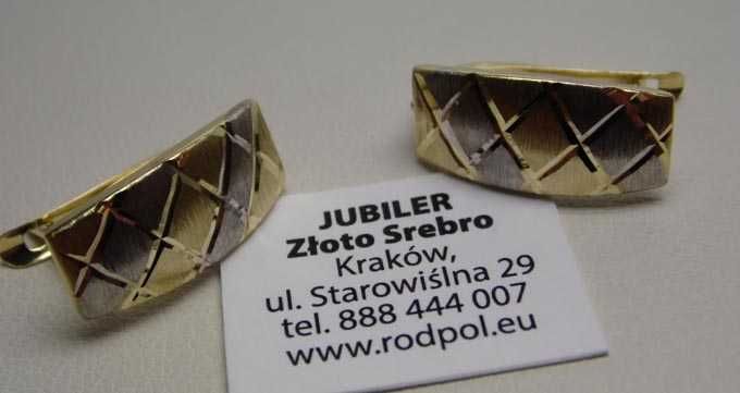 Złote dwukolorowe kolczyki ozdoby z rombami.