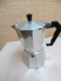 Гейзерная алюминевая кофеварка на 6 чашек кофе.