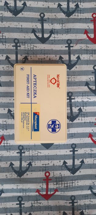 Apteczka z okresu PRL (nowa)