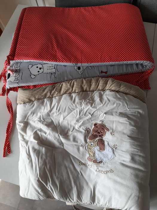 Dwa ochraniacze na szczebelki do łóżeczka