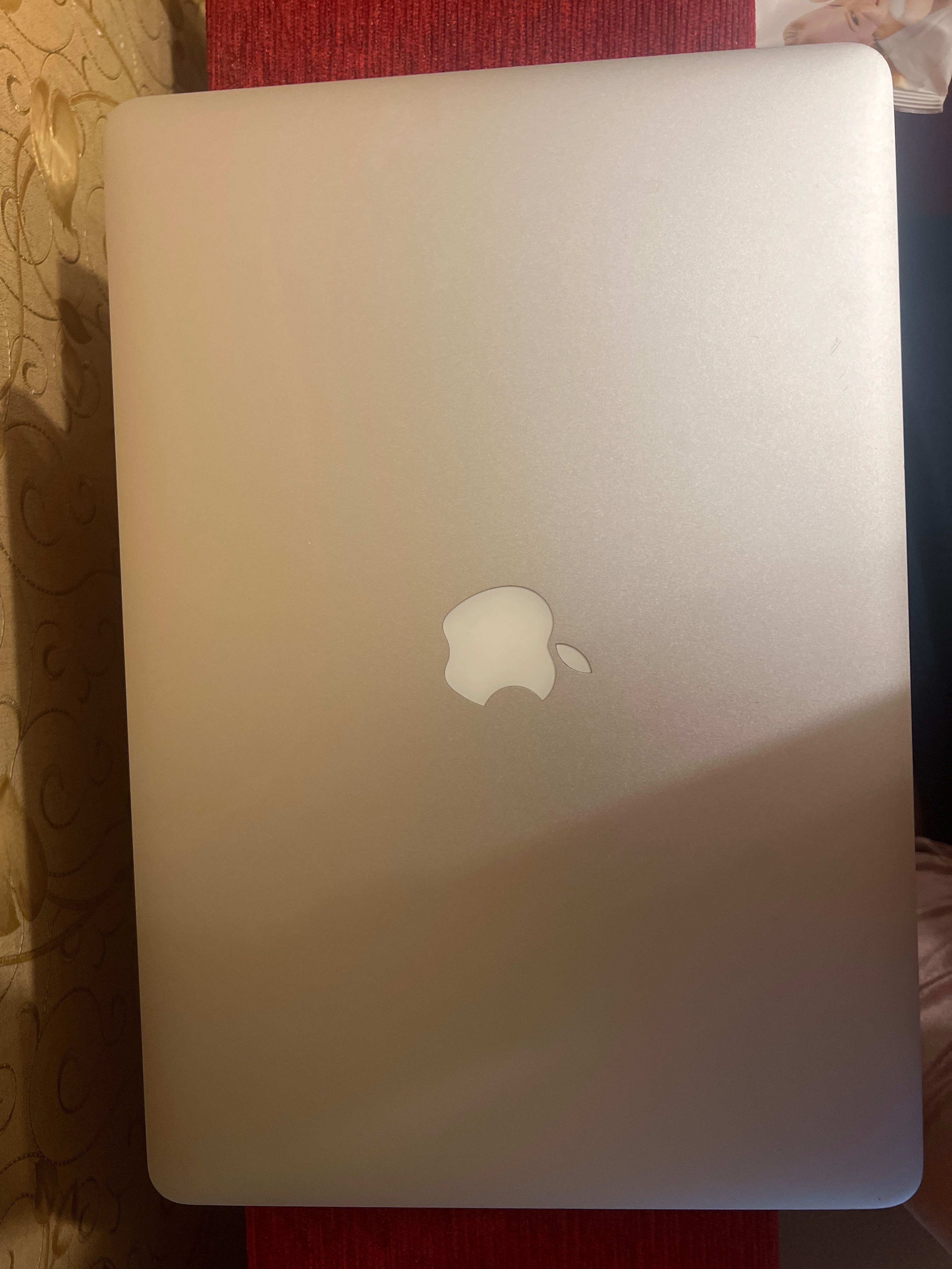 Продаю MacBook 17 Pro, 2015 рік стан як новий (є косметичний дефект