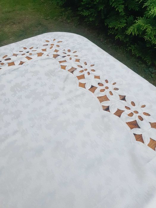 Obrus kremowy ażurowy