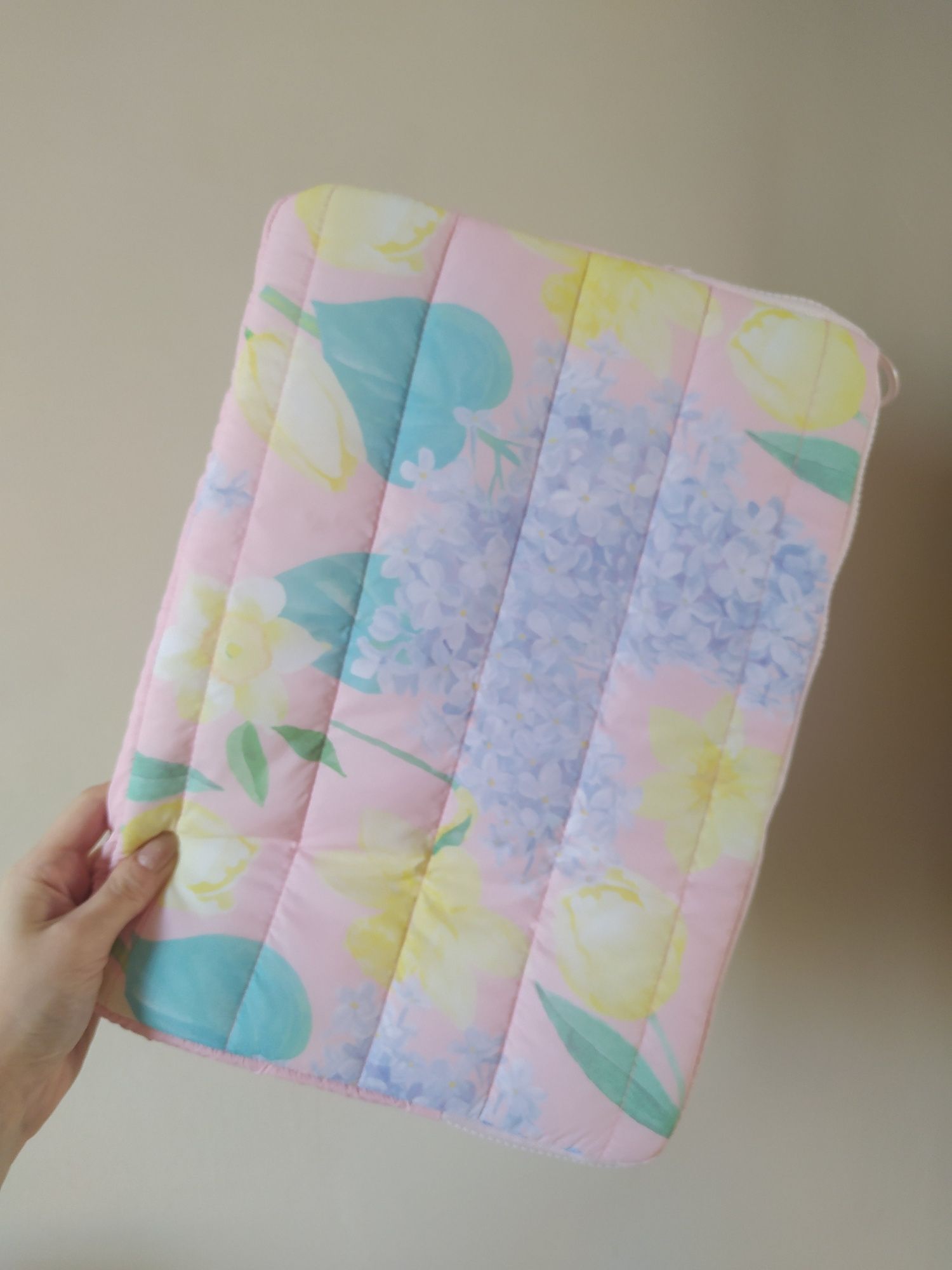 Etui na laptopa w pastelowych kolorach, kwiecisty print, bez, lilak