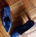 Sapatos em azul escuro.