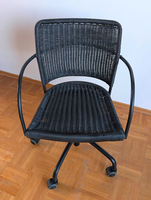 Krzesło biurowe obrotowe rattanowe Ikea Gregor, czarne