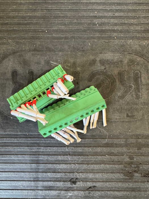 Listwa zaciskowe ze sterownika (Złącza wtykowe (terminal blocks))