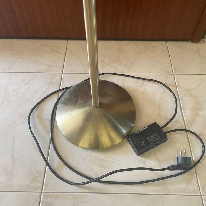 Candeeiro de pé alto