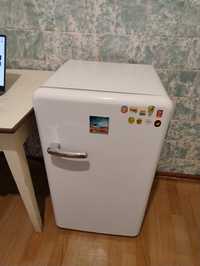 Холодильник в ретро стилі Midea MDRD 142 SLF01