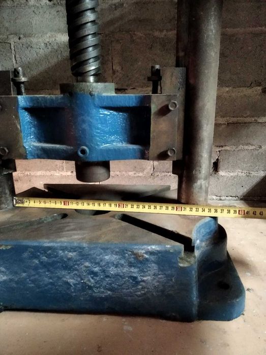 Potężna prasa śrubowa