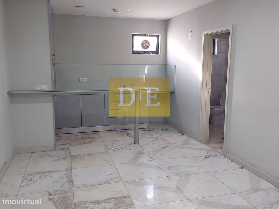 Loja e Armazém em Pleno Centro de Leça da Palmeira