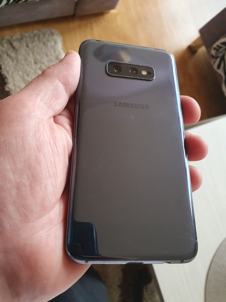 Samsung galaxy S10e, kpl. bdb.