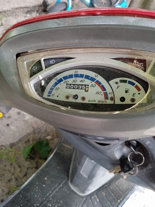 Скутер червоного коліру