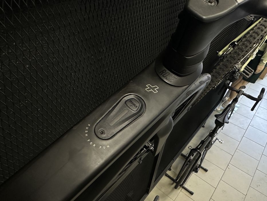 Szosowy rower elektryczny ROSE REVEAL PLUS Ultegra R 8100 Di2 roz.L