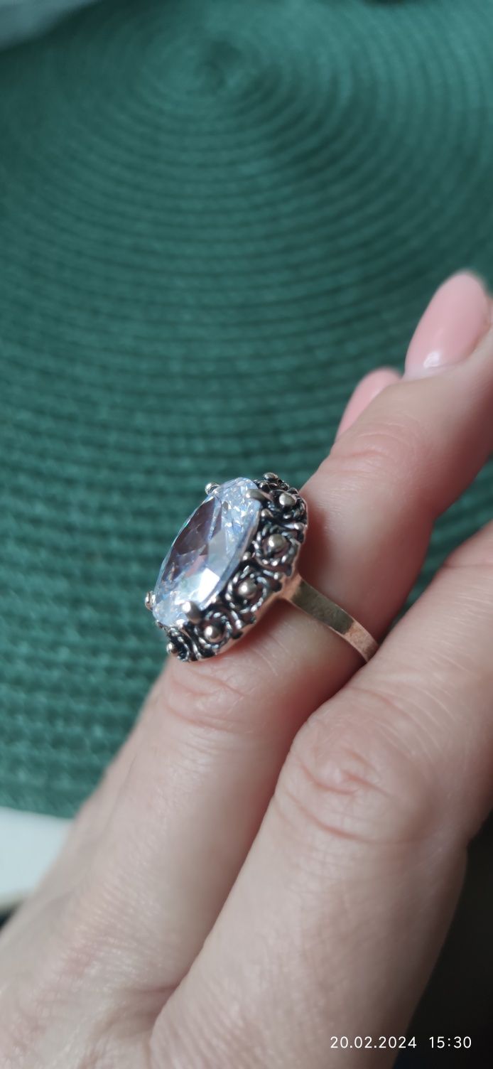 Przepiękny duży pierścionek z cyrkonia
