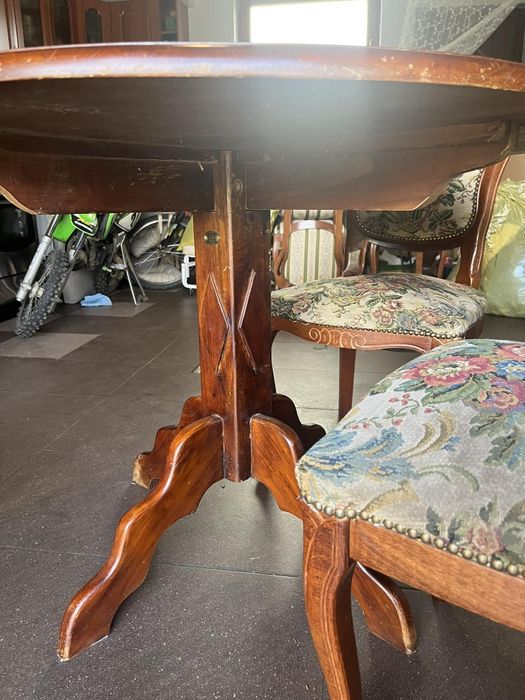 Stół z 4 krzesłamo w stylu ludwikowskim