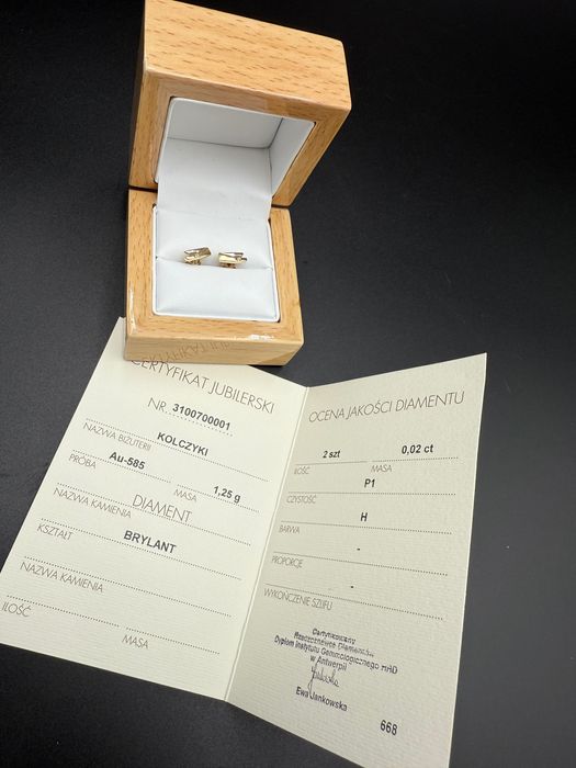 Złote kolczyki z diamentem Apart