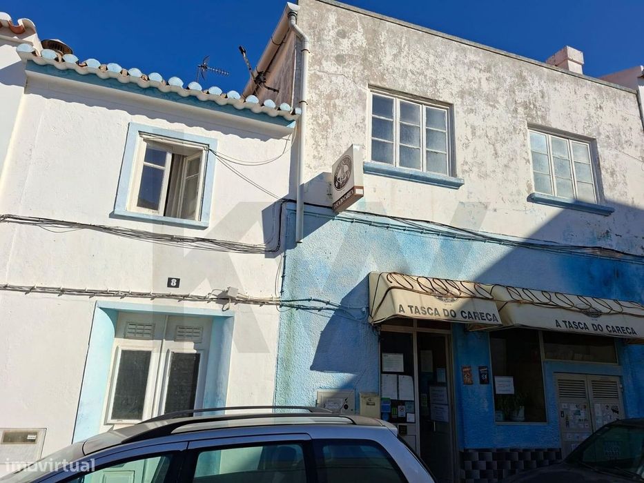 Moradia com 2 divisões de utilização independente habitação e restaura