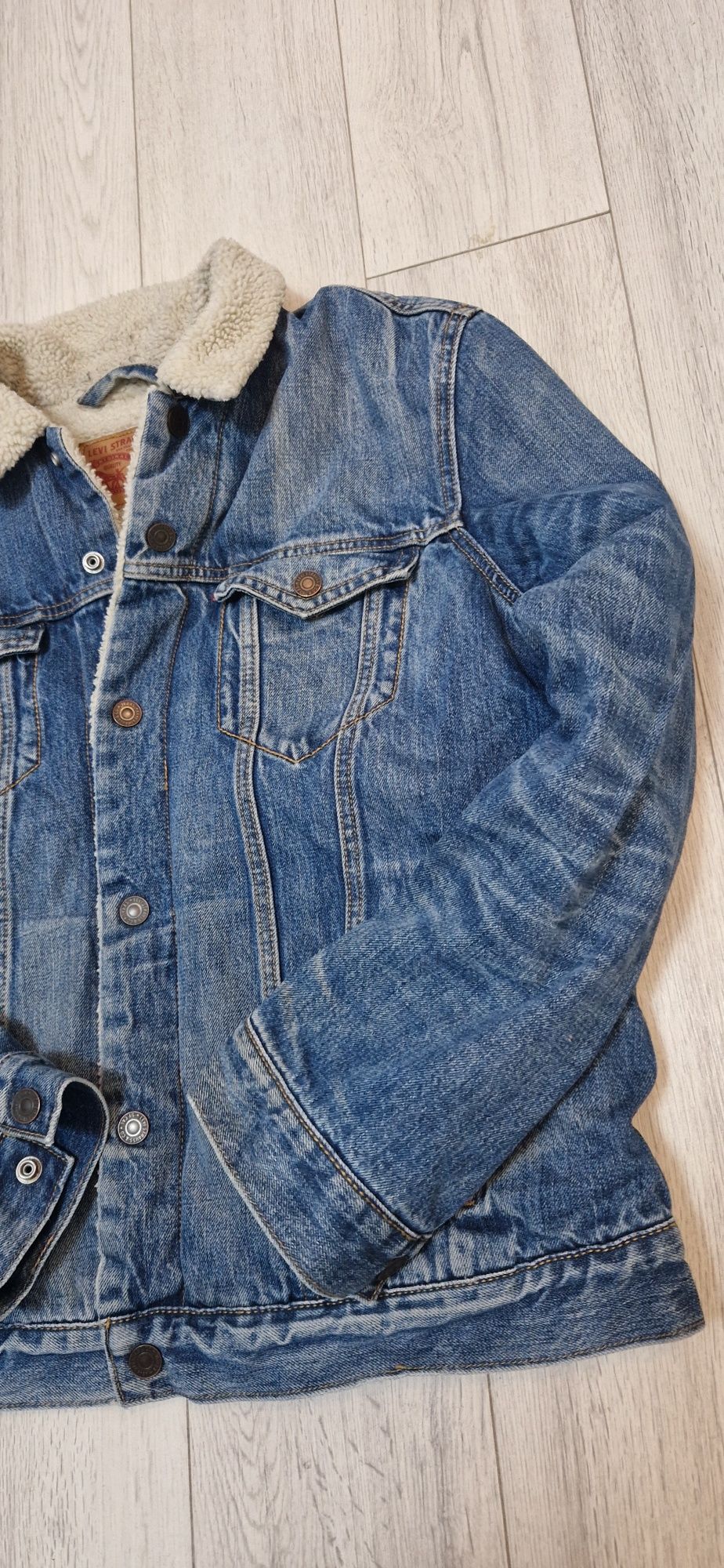 Levis  L.        .