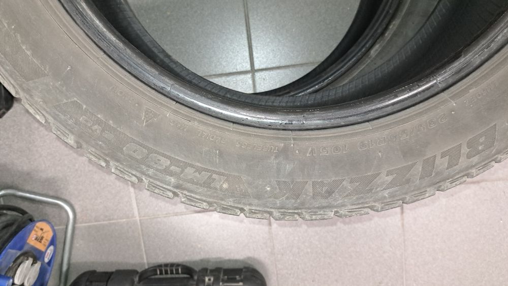 2 szt opon zimowych Bridgestone  Blizzak  lm 80. 235/55/19  105V