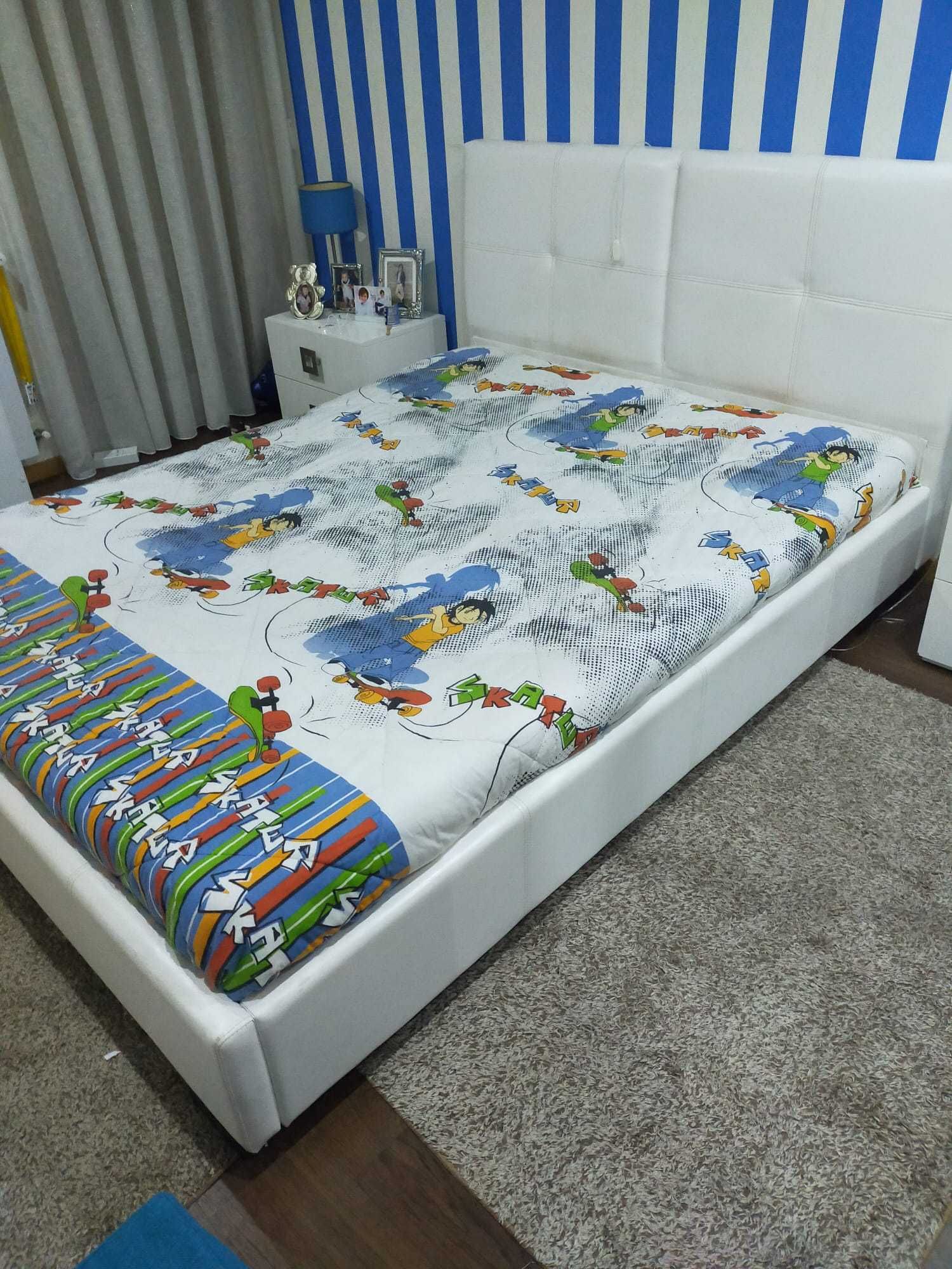 Cama de casal branca com colchão