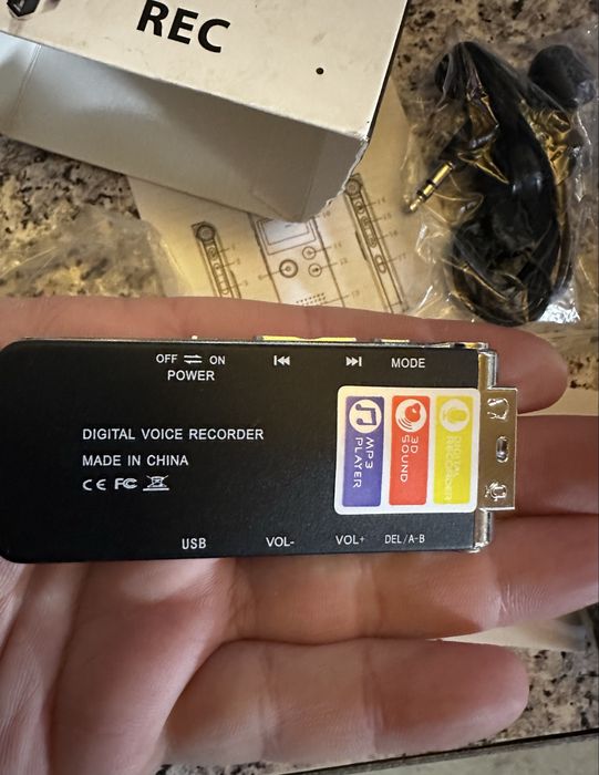 Цифровий диктофон із активацією голосу та відтворенням MP3-плеєр