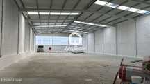 Armazém industrial com 880m2 em Fradelos